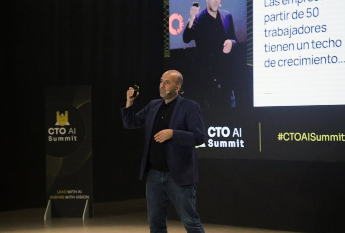 David Macías en el escenario del CTO AI Summit de Madrid